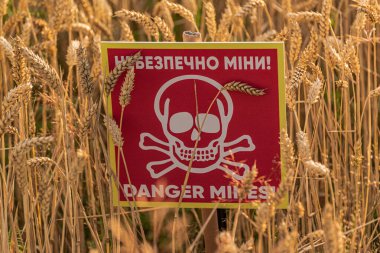 Ukrayna 'da tehlikeli mayın işaretleri ve buğday tarlasında İngilizce