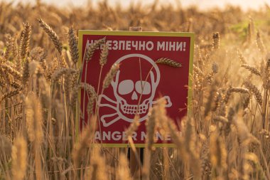 Ukrayna 'da tehlikeli mayın işaretleri ve buğday tarlasında İngilizce