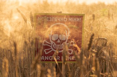 Ukrayna 'da tehlikeli mayın işaretleri ve buğday tarlasında İngilizce