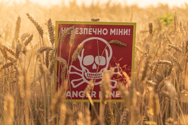 Ukrayna 'da tehlikeli mayın işaretleri ve buğday tarlasında İngilizce
