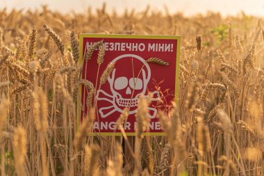 Ukrayna 'da tehlikeli mayın işaretleri ve buğday tarlasında İngilizce