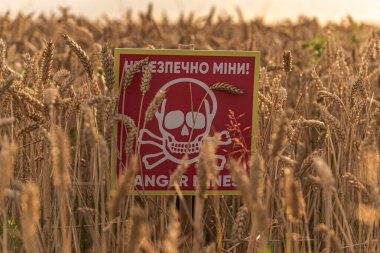 Ukrayna 'da tehlikeli mayın işaretleri ve buğday tarlasında İngilizce