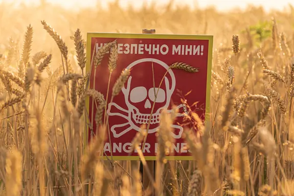 Ukrayna 'da tehlikeli mayın işaretleri ve buğday tarlasında İngilizce