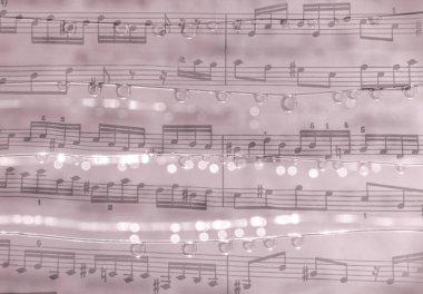 Bach 'ın arka plan için yaptığı çalışmanın müzik notasının arka planında şeffaf düşüşler