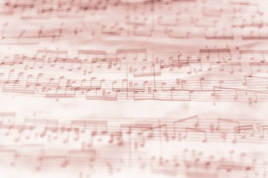 Arka planda çift pozlama olan bir Bach parçasının müzik gösterimi