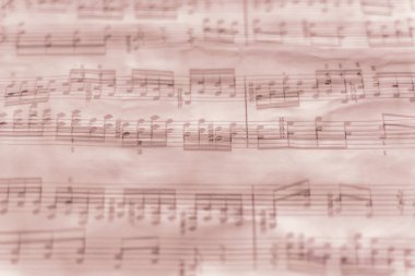 Arka planda çift pozlama olan bir Bach parçasının müzik gösterimi