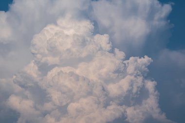 Mavi gökyüzünde pofuduk fırtına bulutları