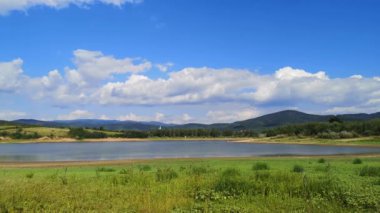 Kırsal dağlık bölgedeki göl manzarasının zaman aşımına uğraması