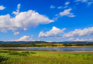Dağlık kırsal bölgedeki göl manzarası