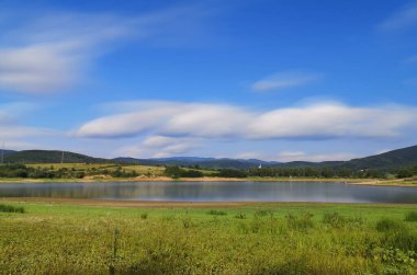 Dağlık kırsal bölgedeki göl manzarası