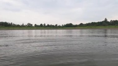 Yaz yağmuru göl kenarında