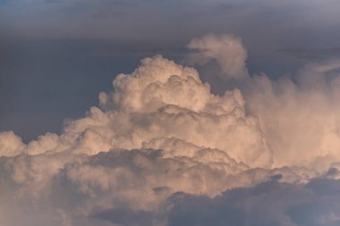 Yazın gökyüzünde gök gürültülü bulutların oluşumu