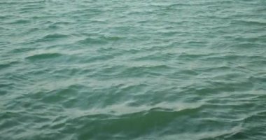 Rüzgarlı bir günde gölde dalgaların dokusu