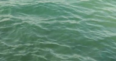 Rüzgarlı bir günde gölde dalgaların dokusu