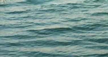 Rüzgarlı bir günde gölde dalgaların dokusu