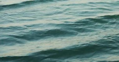 Rüzgarlı bir günde gölde dalgaların dokusu