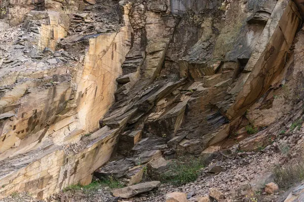 Eski bir taş ocağında taş dokusu