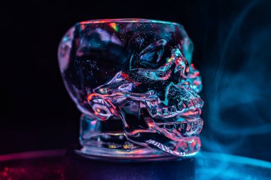 Renkli cam kafatası kurulumu