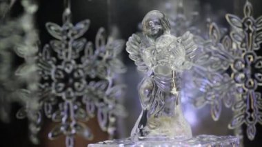 Noel ve yeni yıl arkaplanında keman çalan bir melek