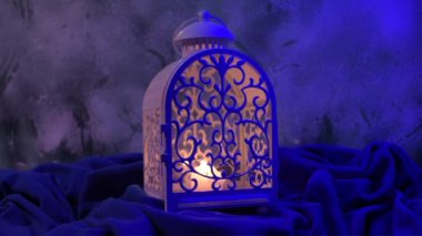 Yılbaşı ya da yeni yıl arkaplanı için fenerde yanan mum