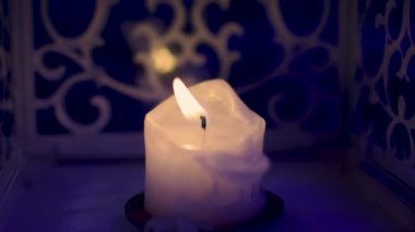 Yılbaşı ya da yeni yıl arkaplanı için fenerde yanan mum