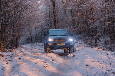 SUV kışın Karpatlar boyunca seyahat eder.