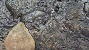 Baharın başlarında bir dağ nehrindeki suyun dokusu