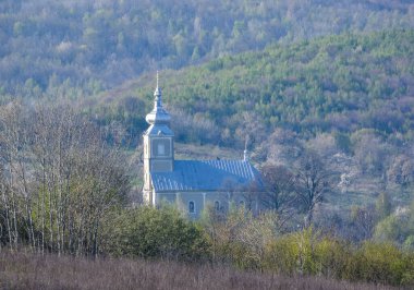 Dağlarda kırsal kilisenin olduğu bahar manzarası