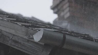 Kiremit çatıda şiddetli bahar yağmuru