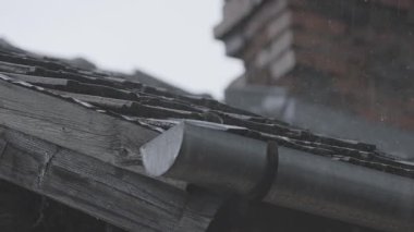 Kiremit çatıda şiddetli bahar yağmuru