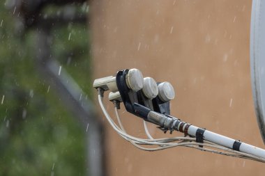 Parabolik antenle şiddetli bahar yağmuru