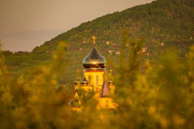 Uzaktaki kırsal kilisenin manzarası