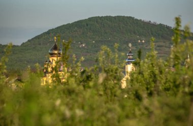 Uzaktaki kırsal kilisenin manzarası