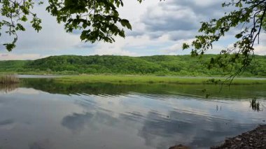 İlkbahar fırtınasından önce göl manzarası