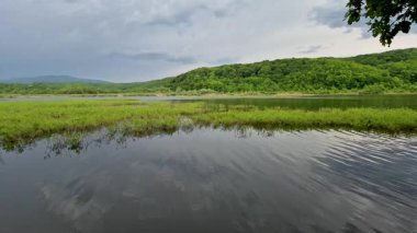 İlkbahar fırtınasından önce göl manzarası