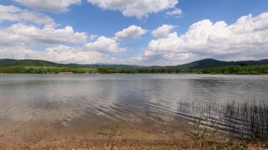 Dağlık arazide bir bahar gölü manzarası