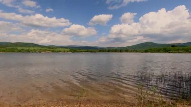 Dağlardaki bir bahar gölü manzarasının zaman aşımı