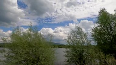 Dağlardaki bir bahar gölü manzarasının zaman aşımı
