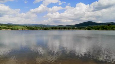 Dağlık arazide bir bahar gölü manzarası