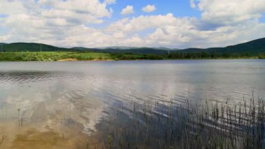 Dağlık arazide bir bahar gölü manzarası