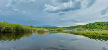 Dağlık arazide bir bahar gölü manzarası