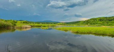 Dağlık arazide bir bahar gölü manzarası