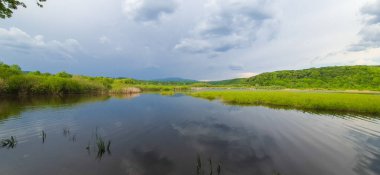 Dağlık arazide bir bahar gölü manzarası