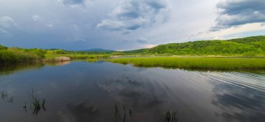 Dağlık arazide bir bahar gölü manzarası