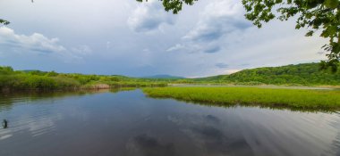 Dağlık arazide bir bahar gölü manzarası