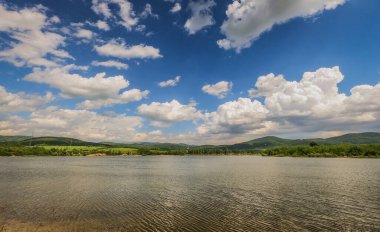 Dağlık arazide bir bahar gölü manzarası