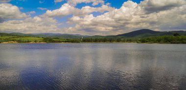 Dağlık arazide bir bahar gölü manzarası