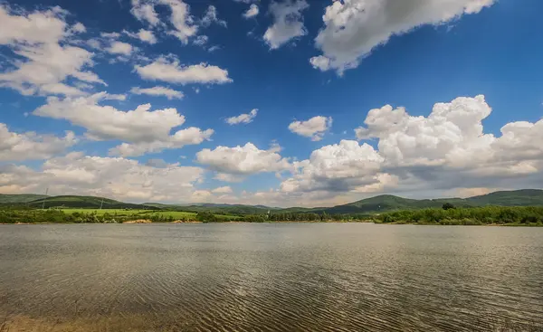Dağlık arazide bir bahar gölü manzarası