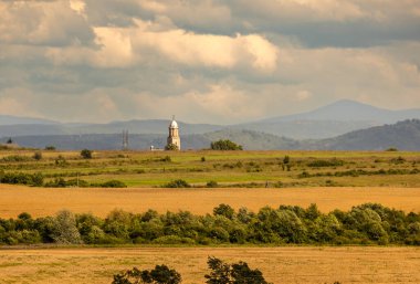 Kırsal kiliseyle bahar ovasının manzarası