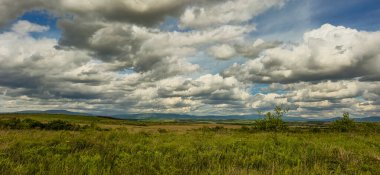 Bahar ovasının gök gürültülü bulutlarıyla manzarası
